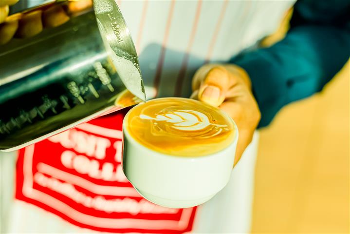 คอกาแฟห้ามพลาดกับการเรียนรู้วิธีชงกาแฟแบบมืออาชีพเพื่อเปิดร้าน หรือดื่มด่ำที่บ้าน กับ “หลักสูตรโมก้าพอทและกาแฟดริป” ที่ วิทยาลัยดุสิตธานี พัทยา