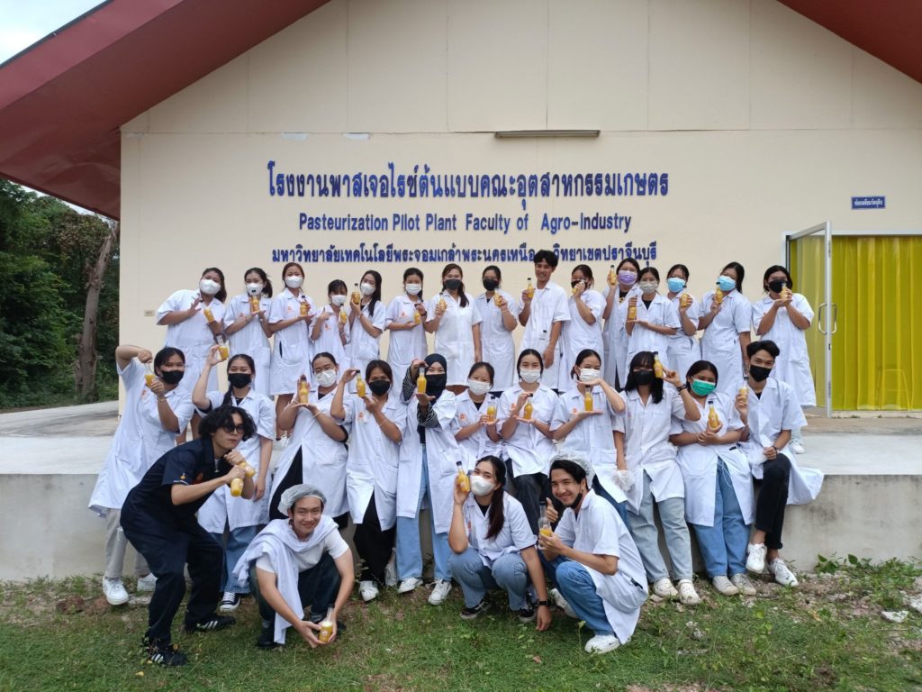 คณะอุตสาหกรรมเกษตร มจพ. เปิดให้นักศึกษาวางแผนและจัดการผลิตน้ำสับปะรดด้วยระบบ GMP พื้นฐาน