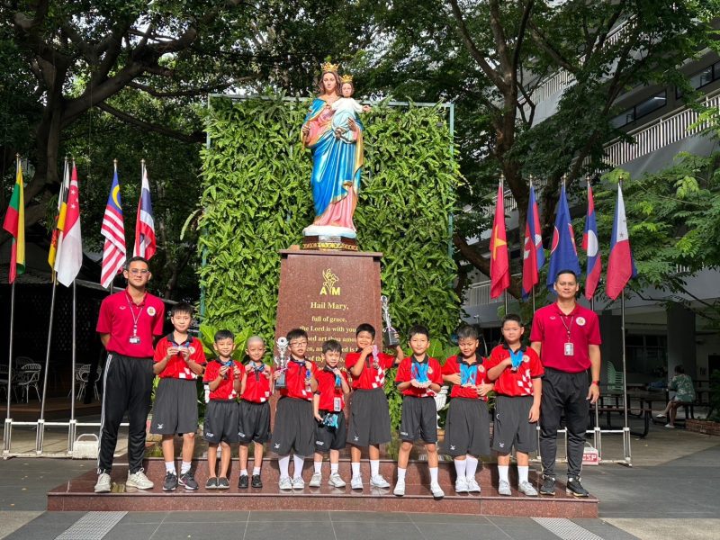 ผู้อำนวยการ โรงเรียนอัสสัมชัญสมุทรปราการ ร่วมแสดงความยินดีกับเหล่านักกีฬาโรงเรียน