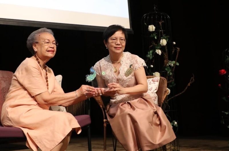 ‘ศ.ดร.สว่างวัน’ อาจารย์คณะมนุษยศาสตร์ ม.ร. รับรางวัลนักแปลดีเด่น รางวัลสุรินทราชา ปี 2566