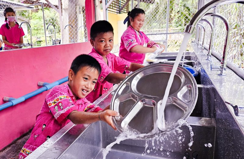 ฉลอง หาดทิพย์ “ครบรอบ 54 ปี” มอบการปรับปรุงโรงอาหารให้ ได้มาตรฐานด้านความสะอาดและถูกสุขอนามัย ให้น้องๆ โรงเรียนวัดแหลมไผ่ อ.พุนพิน จ.สุราษฎร์ธานี