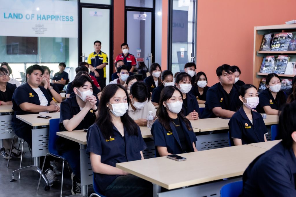 นักศึกษาวิศวะ ธรรมศาสตร์ ดูงานสายการผลิตรถไฟฟ้าที่โรงงานของ เอช เซม มอเตอร์