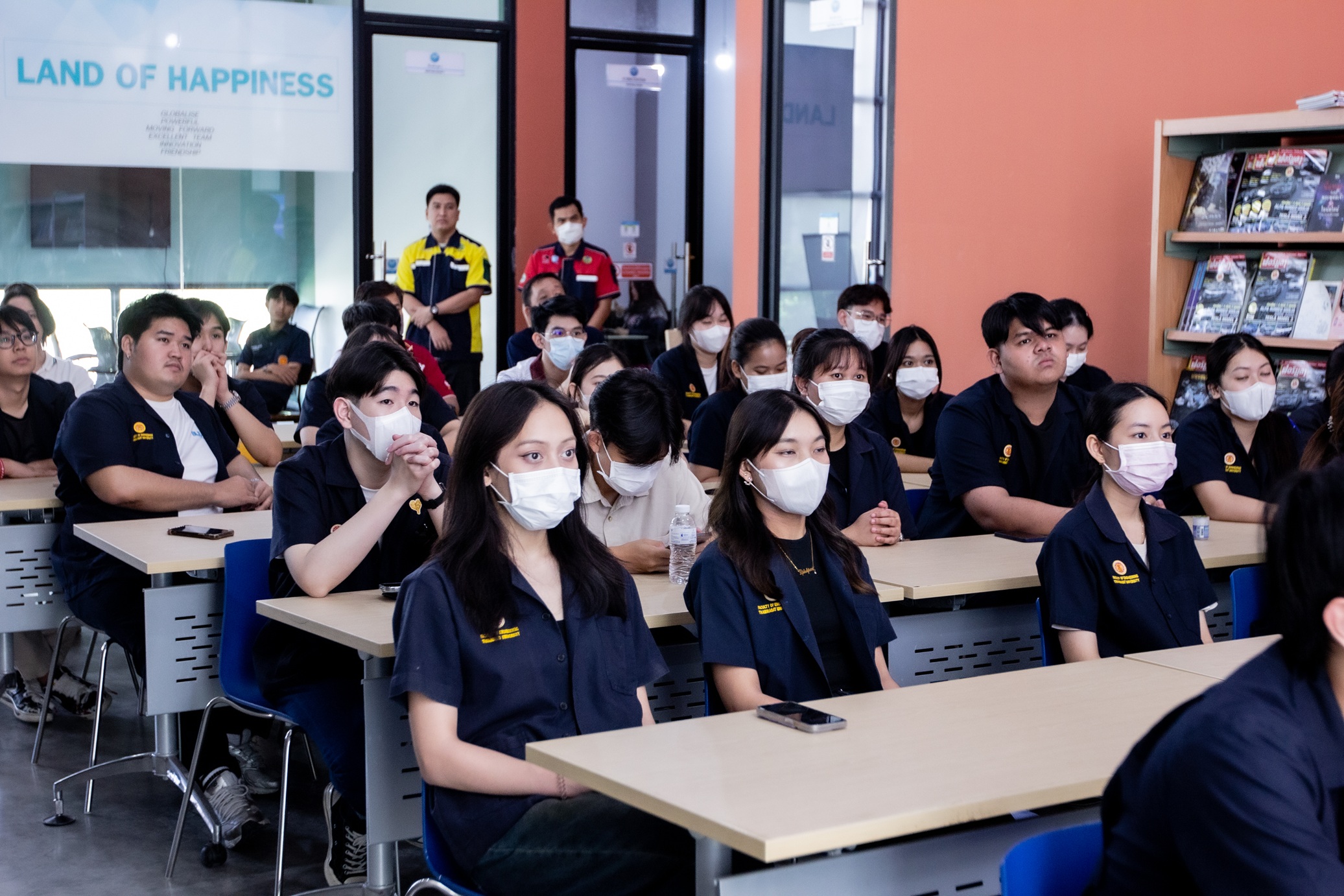 นักศึกษาวิศวะ ธรรมศาสตร์ ดูงานสายการผลิตรถไฟฟ้าที่โรงงานของ เอช เซม มอเตอร์