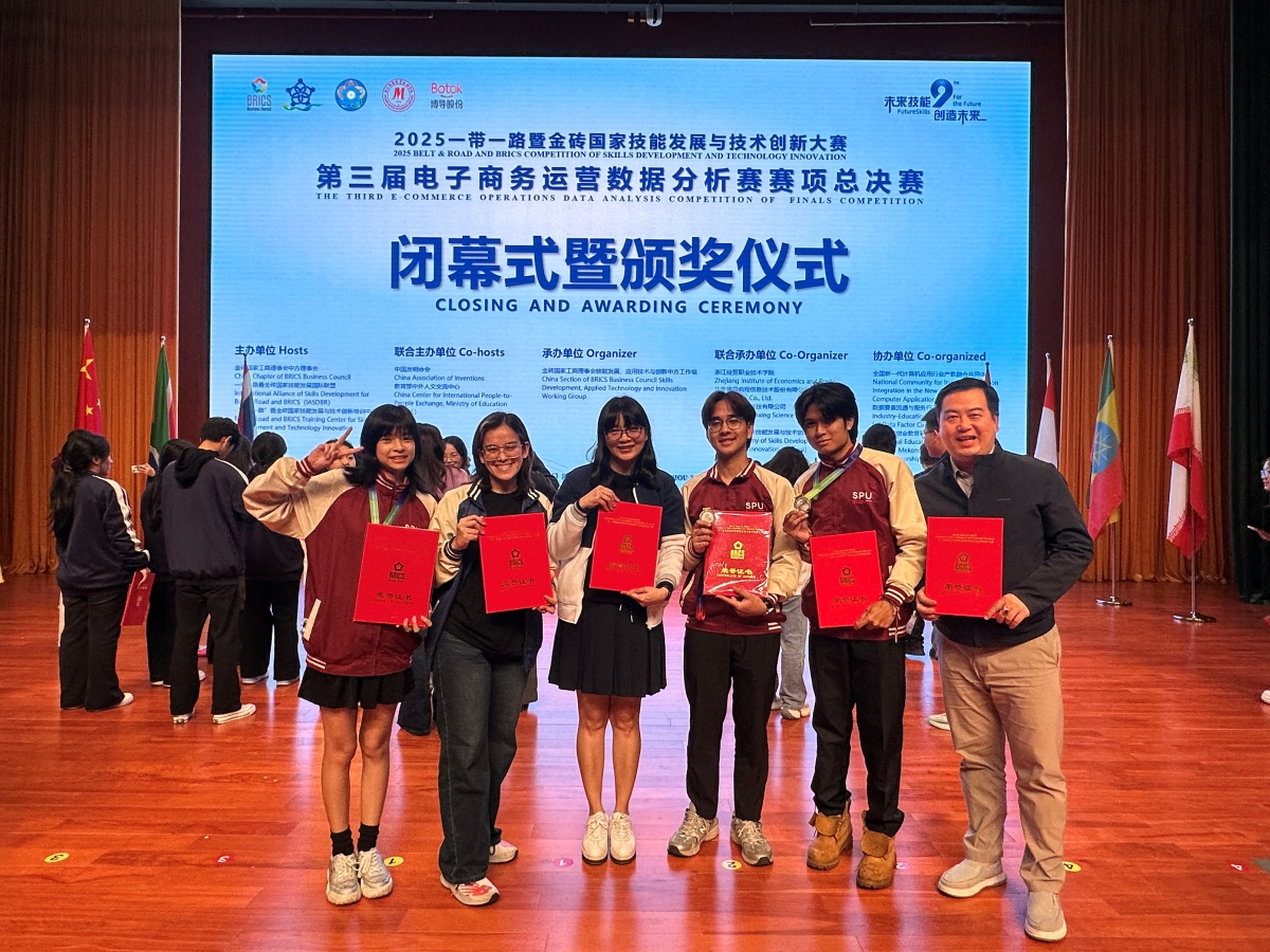 “เรียนกับตัวจริง สู่ความสำเร็จจริง” IT SPU นำทัพคณาจารย์และนักศึกษากวาด 5 รางวัล จากเวทีการแข่งขันระดับนานาชาติ ด้าน AI และเทคโนโลยี ตอกย้ำศักยภาพการเรียนรู้ AI Talent บนเวทีโลก