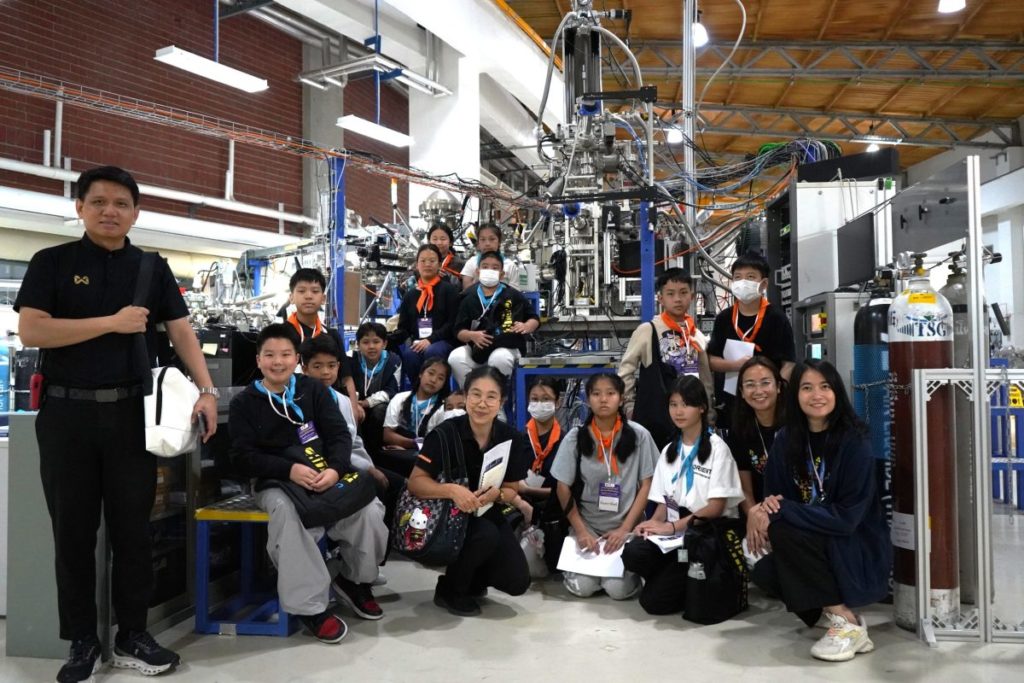 ซินโครตรอนโชว์แสงสีการทดลองตระการตา จุดประกาย “นักเรียนจิตรลดา” ใส่ใจวิทยาศาสตร์”