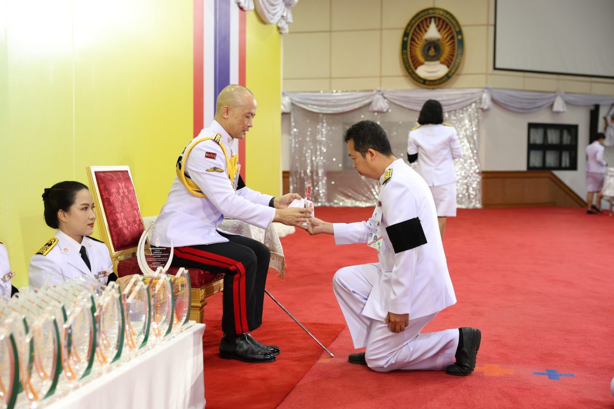 มรภ.รำไพพรรณี คว้าโล่ “นักวิจัยดีเด่น” ราชภัฏวิจัย ชูโมเดล “บ้านน้ำเชี่ยว” ท่องเที่ยวคาร์บอนต่ำ มรภ.รำไพพรรณี คว้าโล่ “นักวิจัยดีเด่น” ราชภัฏวิจัย ชูโมเดล “บ้านน้ำเชี่ยว” ท่องเที่ยวคาร์บอนต่ำ