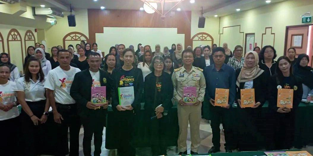 สสส. จับมือเครือข่ายศูนย์พัฒนาเด็กเล็กจ.กระบี่ พัฒนา “พลังรักไร้จอ” ท้องถิ่นจังหวัดฯ ชี้ “เปลี่ยนมือถือเป็นมือแม่” คือกุญแจสำคัญดึงเด็กรอดวิกฤตติดจอ